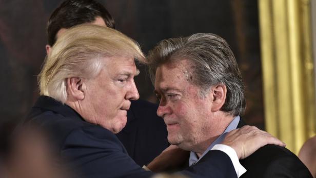Donald Trump legt Steve Bannon die Hand auf die Schulter.