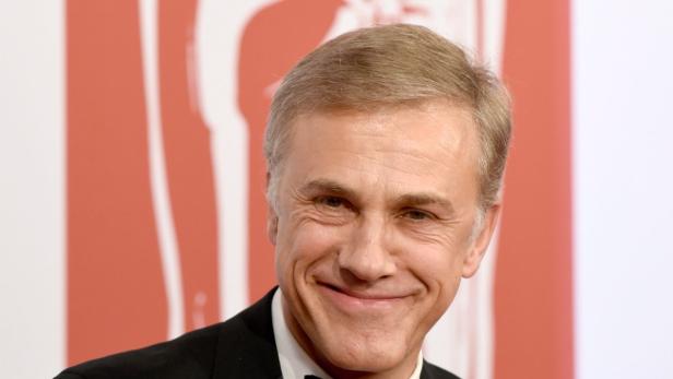epa05066808 Actor Christoph Waltz poses on the red carpet as he arrives for the 28th European Film Award ceremony in Berlin, Germany, 12 December 2015. EPA/CLEMENS BILAN