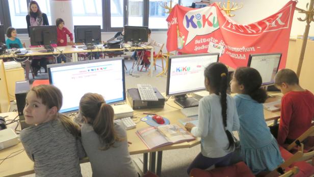 Kids aus der GanzTagsVolksschule Campus Donaufeld beim Zeitungs-Workshop in der Redaktion des Kinder-KURIER