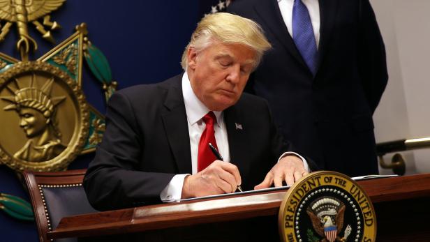 Donald Trump beim Unterzeichnen des umstrittenen Dekrets