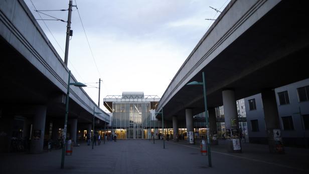 Der Bahnhof Wien Praterstern mit zwei Eisenbahnbrücken im Abendlicht.