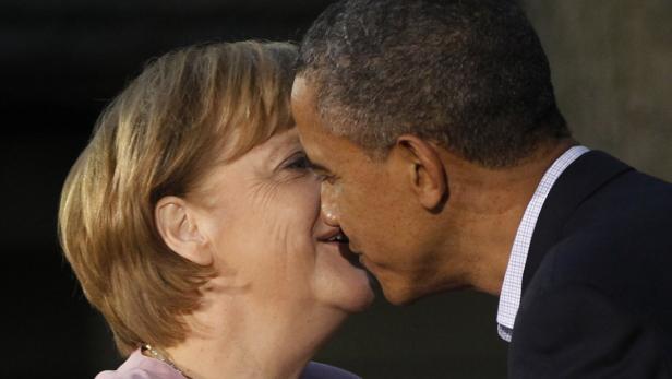Angela Merkel und Barack Obama scheinen sich zu begrüßen.