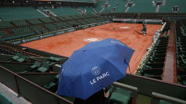 Der Regen meint es mit Veranstaltern in Paris nicht gut.
