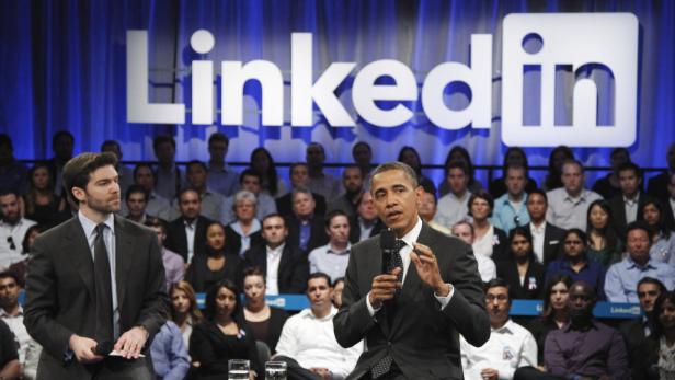 Barack Obama spricht vor Publikum mit dem LinkedIn-Logo im Hintergrund.