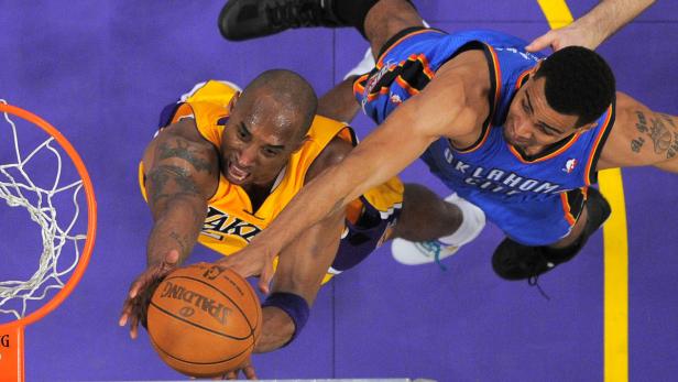 Kobe Bryant kämpft mit einem Spieler von Oklahoma City um den Ball.