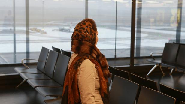 Die 63-jährige Iranerin hofft noch auf die Weiterreise in die USA Flughafen