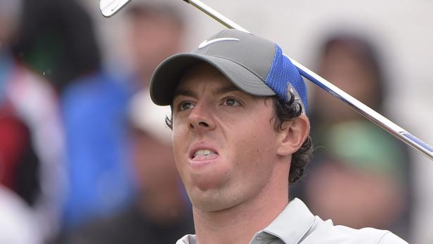 Rory McIlroy mit Golfschläger auf dem Golfplatz.