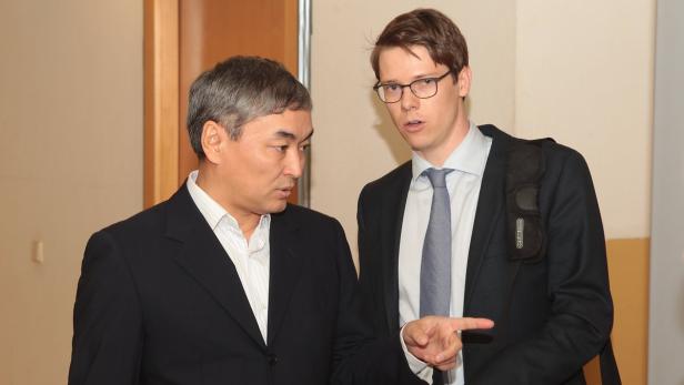 Der erste Zeuge, Abilmazhen Gilimov (links), aus Kasachstan.