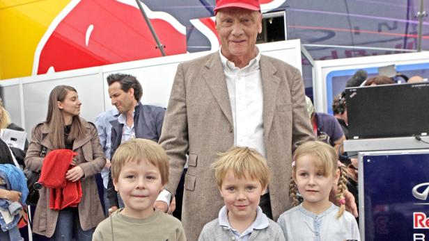 Niki Lauda mit seinen Zwillingen Max (li.) &amp; Mia und deren Kindergartenfreund