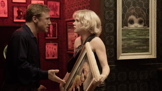 Szene aus dem Film „Big Eyes“ mit Amy Adams und Christoph Waltz vor einem Keane-Gemälde.