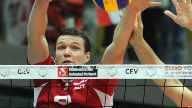 Ein Volleyballspieler des österreichischen Volleyballverbands beim Aufschlag.