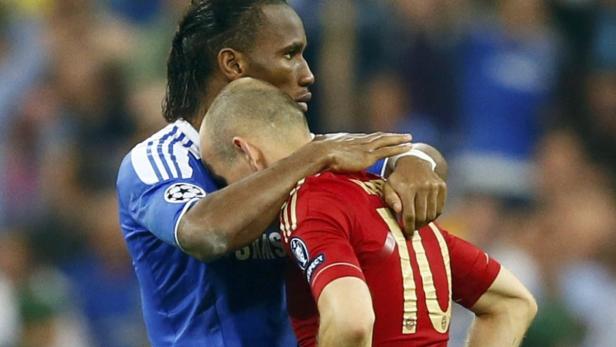 Didier Drogba tröstet einen Spieler des FC Bayern München.