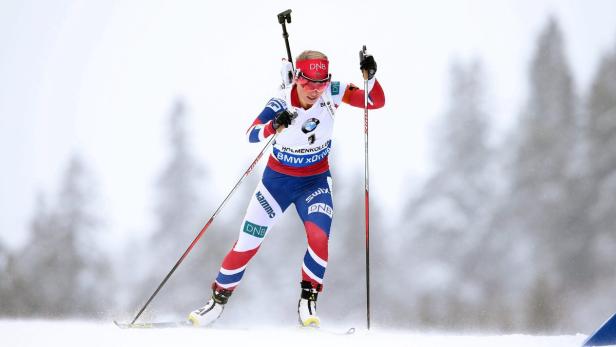 Eine Biathletin in rot-weiß-blauer Sportkleidung beim Skilanglauf.