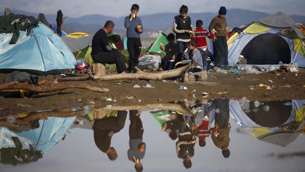Verzweifelte Flüchtlinge in Idomeni: Wasser im Zelt, knöcheltiefer Schlamm draußen.