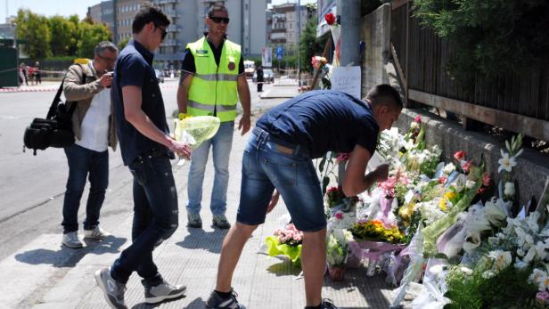 Zeichen der Anteilnahme: Menschen hinterlegen Blumen vor der Schule.