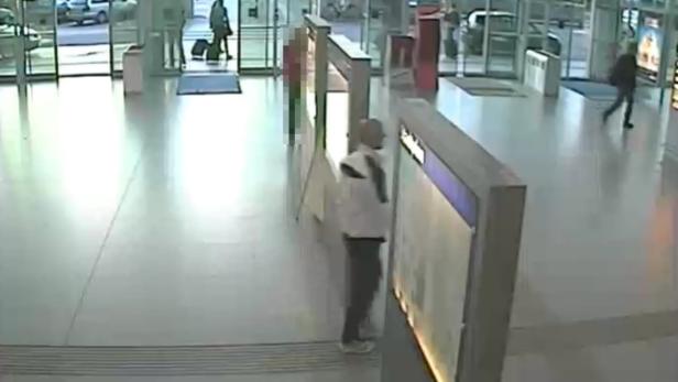 Die Fahndung nach dem Mord-Verdächtigen (hier am Linzer Hauptbahnhof) läuft auf Hochtouren