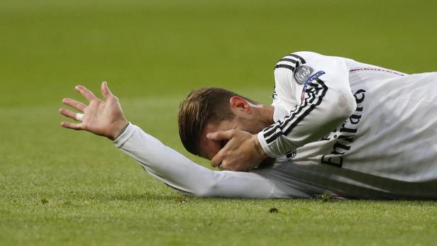 Die 81.000 Zuschauer im Estadio Santiago Bernabeu sahen anfangs eine Partie mit vielen Nickligkeiten. Ramos bekam von Gegenspieler Niguez dessen Ellenbogen im Gesicht zu spüren. 