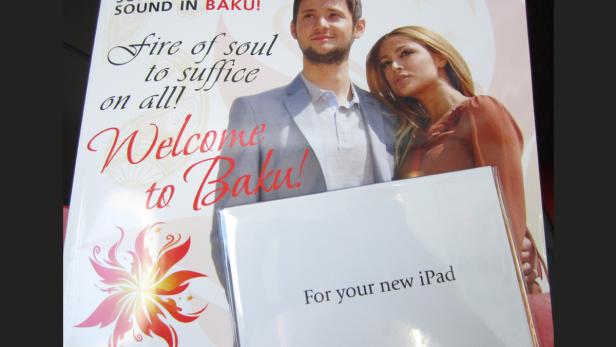 Eine Karte vom Marriott-Hotel Baku, die ein zusammengefaltetes Putztuch fürs "neue" iPad enthält - präsentiert von den Vorjahrsgewinnern Ell & Nikki.