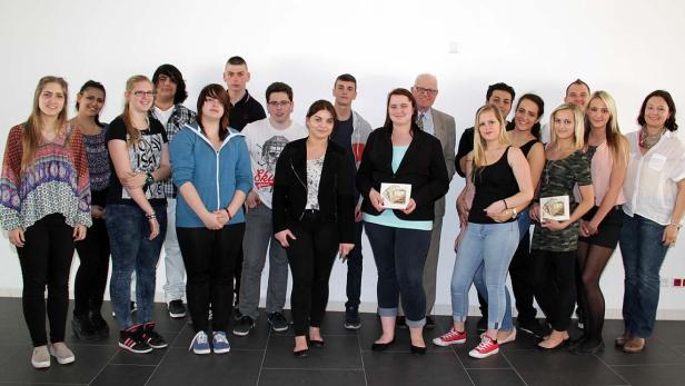 Eine Gruppe junger Erwachsener posiert für ein Gruppenfoto.