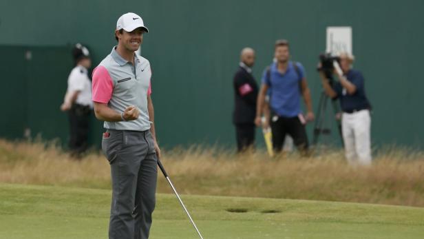 Rory McIlroy jubelt auf dem Grün während eines Golfturniers.