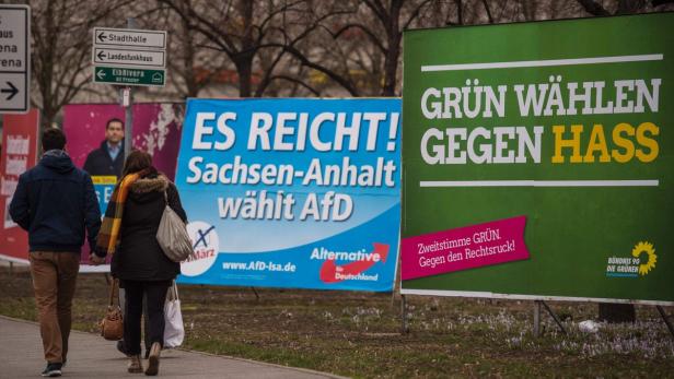 Wahlplakate in Sachsen-Anhalt für AfD Und Grüne