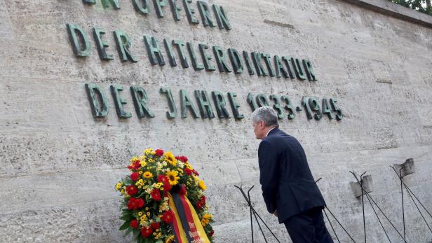 Der deutsche Bundespräsident Joachim Gauck würdigte den Widerstand gegen Hitler als Vorbild für den Kampf um Menschenwürde, Freiheit und Demokratie.