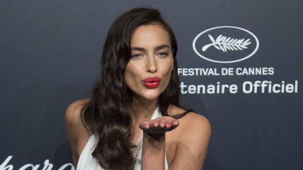 Irina Shayk posiert auf dem Festival de Cannes und wirft einen Kuss in die Kamera.