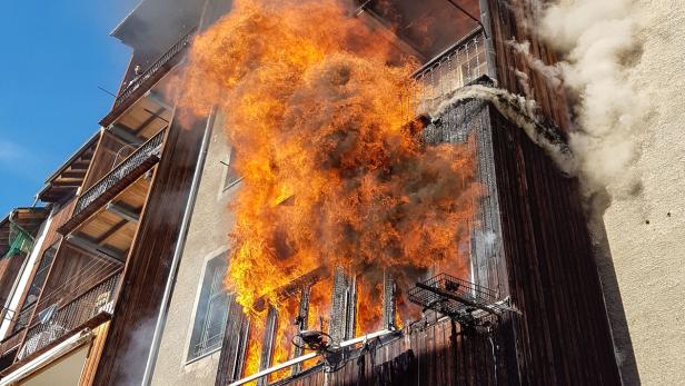 Das Feuer breitete sich über die Holzbalkone bis zum Dach aus.