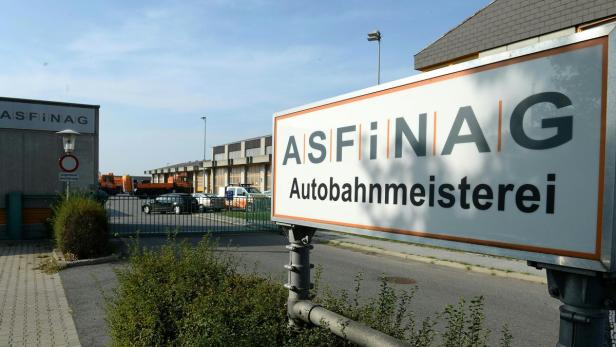 Ein Schild der ASFINAG Autobahnmeisterei steht an einer Straße.