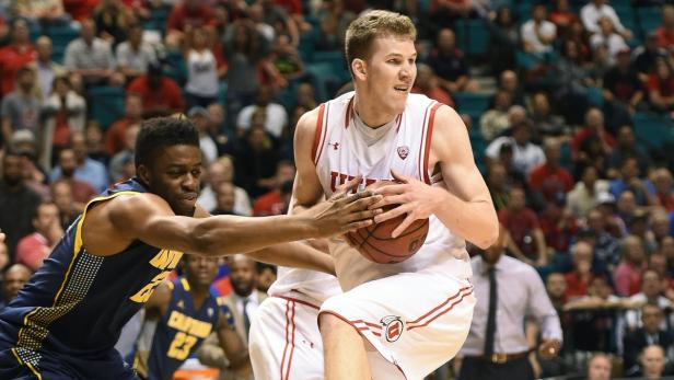 Zwei Basketballspieler kämpfen um den Ball während eines Spiels.