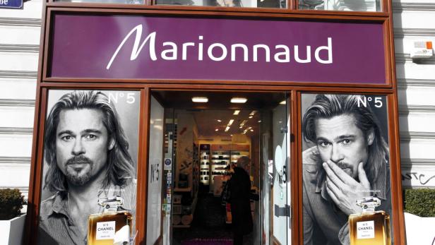 Ein Marionnaud-Geschäft mit Chanel N°5-Werbung mit Brad Pitt in den Fenstern.