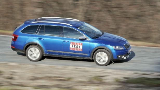 Ein blauer Škoda Octavia Kombi fährt auf einer Straße.
