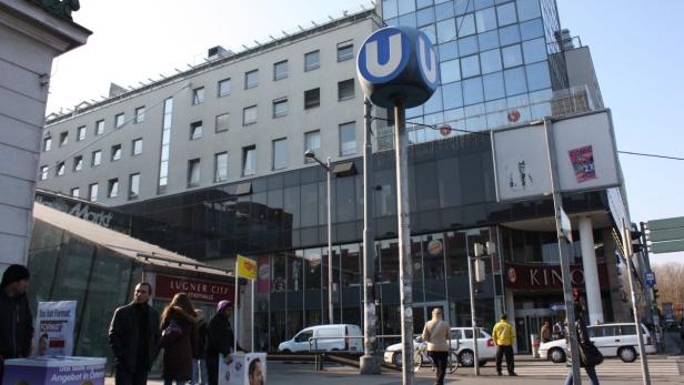 Ein U-Bahn-Symbol steht vor der Lugner City in Wien.