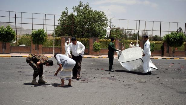 Die jemenitische Polizei untersucht die Spuren der Explosion am Montag in Sanaa.
