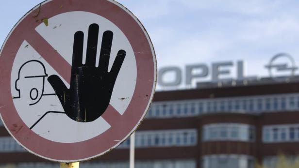 Ein „Zutritt verboten“-Schild vor einem Gebäude mit der Aufschrift „Opel“.