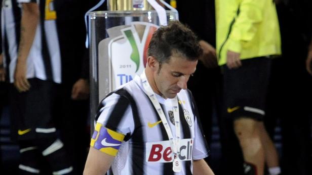 Gianluigi Buffon mit der Medaille des italienischen Pokalsiegers 2011.