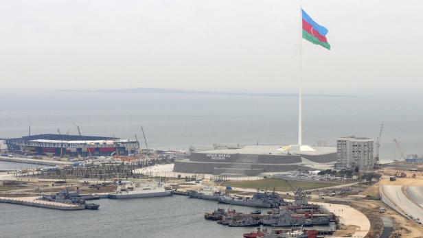 Der 162 hohe Fahnenmast im Hafen von Baku