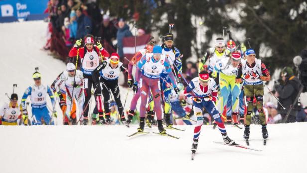 Ole Einar Björndalen (vorne) holte im Staffelbewerb sein nächstes Gold.