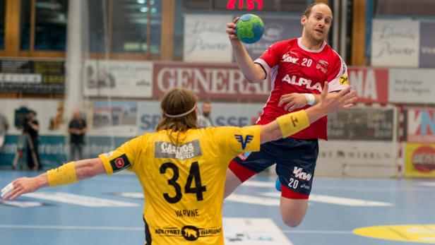 Ein Handballspieler wirft den Ball auf das Tor.