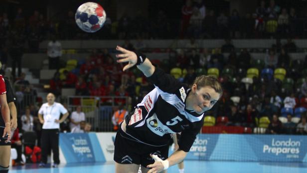 Eine Handballspielerin wirft den Ball während eines Spiels.