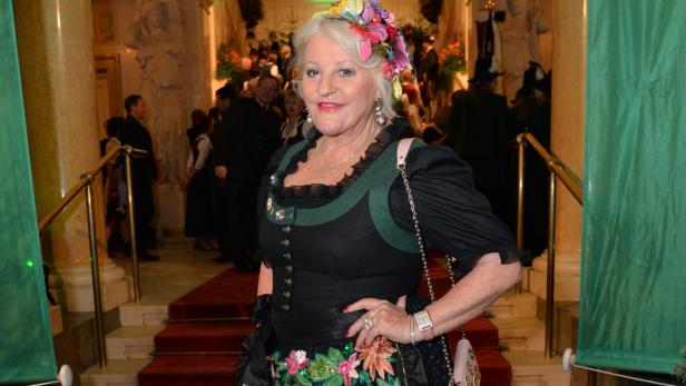  Zum ersten Mal seit zehn Jahren am Jägerball war am Montag Sängerin und Schauspielerin Marika Lichter. Sie besuchte das Ballereignis in der Wiener Hofburg in einem 30 Jahre alten Dirndl aus Ungarn.
