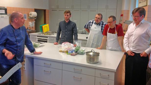 Alfred ist seit 30 Jahren Koch und tauschte vor zehn Jahren Gastronomie gegen ein geregelteres Leben mit Freunden und Familie. Heute unterrichtet er an der Berufschule und bringt Anfängern Kochen bei. Die Teilnehmer seiner Volkshochschulkurse () &quot;Kochkurse nur für Männer&quot; passen in kein Klischee: &quot;Oft sind es Junge, aber der älteste Kochschüler war 85. Sehr viele Studenten und Pensionisten&quot;, spricht er zu Beginn zu seinen Kochschülern.