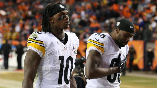 Zwei Footballspieler der Pittsburgh Steelers stehen auf dem Spielfeld.