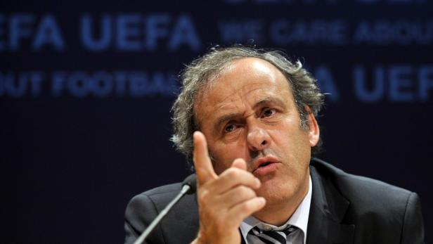 Michel Platini gestikuliert während einer Pressekonferenz der UEFA.