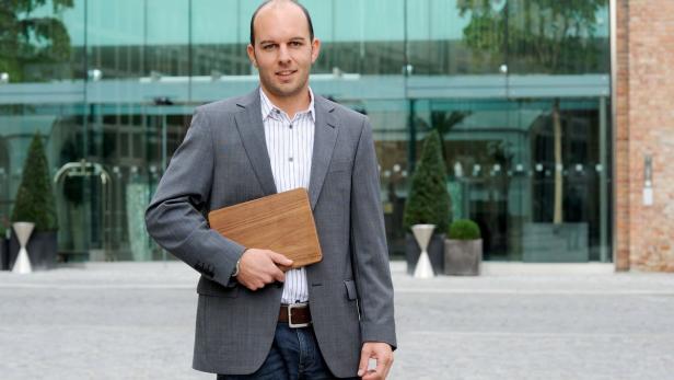 Andreas Brandner, Mitbegründer und CEO von Woodero, mit seinem Holz-Case.