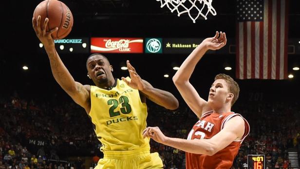 Ein Basketballspieler der Oregon Ducks versucht, einen Korb gegen die Utah Utes zu erzielen.