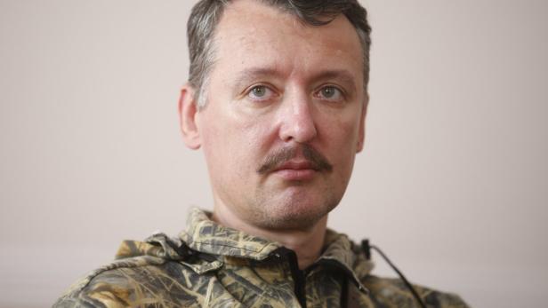 Igor Strelkovs Name ist mittlerweile schon über die Grenzen der Ukraine hinaus bekannt: Strelkov, übersetzt der „Schütze“, ist der Kampfname des 44-jährigen Igor Girkin – der gebürtige Russe führt die pro-russischen Truppen, die seit April zuerst Slowjansk und später andere Städte einnahmen.