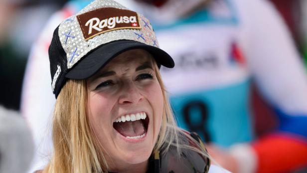 Eine blonde Frau mit offenem Mund und einer Kappe mit der Aufschrift „Ragusa“.