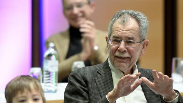 Alexander Van der Bellen gestikuliert während einer Veranstaltung.