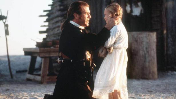 Mel Gibson als Priester spricht mit einem jungen Mädchen in „Mission“.